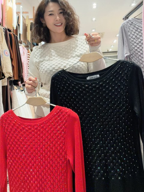 Tricot macinho com pedras e brilho por toda a peça