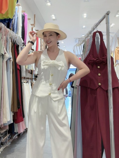 Conjunto colete gola halter com laço, visual elegante