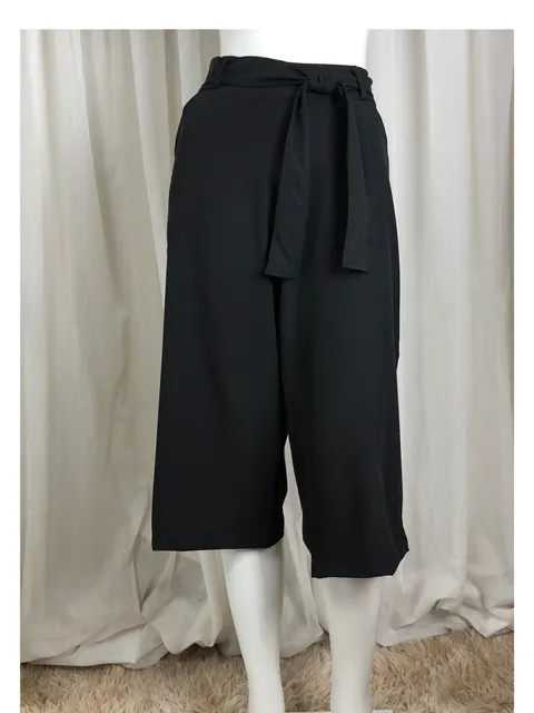 Calça Pantacourt Preta M (40)