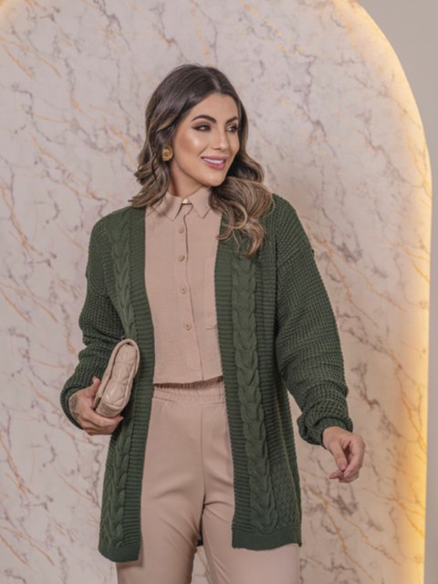 Casaco de tricot , trabalhado com tranças