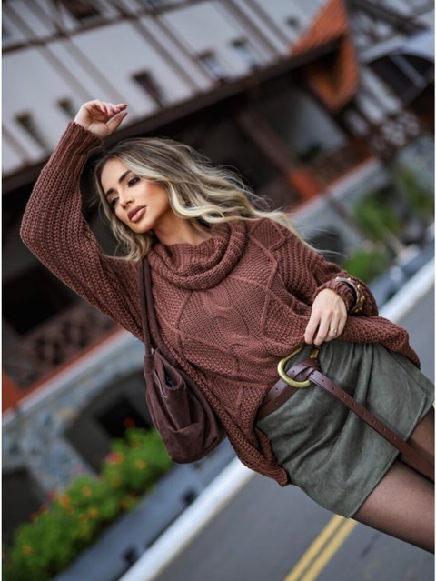 Blusão de tricot , alongado ,trabalhado com tranças e arans