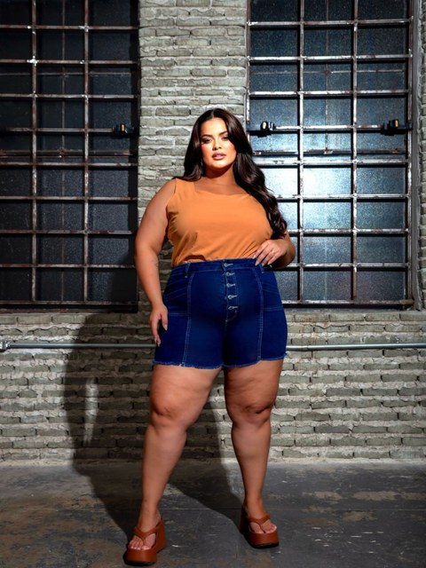 Short Plus Size Jeans com lycra com botões e desfiado