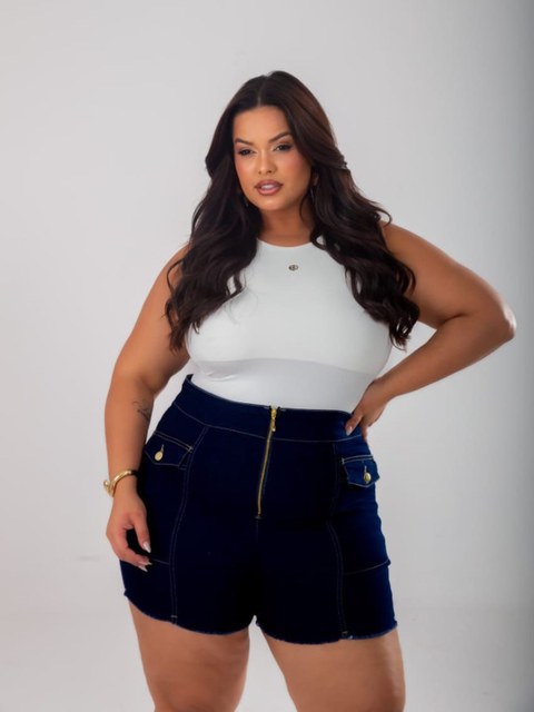 Short Plus Size Jeans com lycra detalhe de zíper decorado