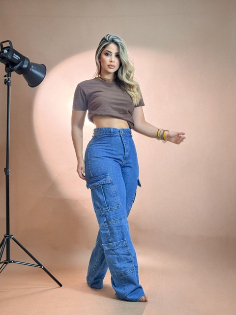 Calça jeans wide leg cargo feminina