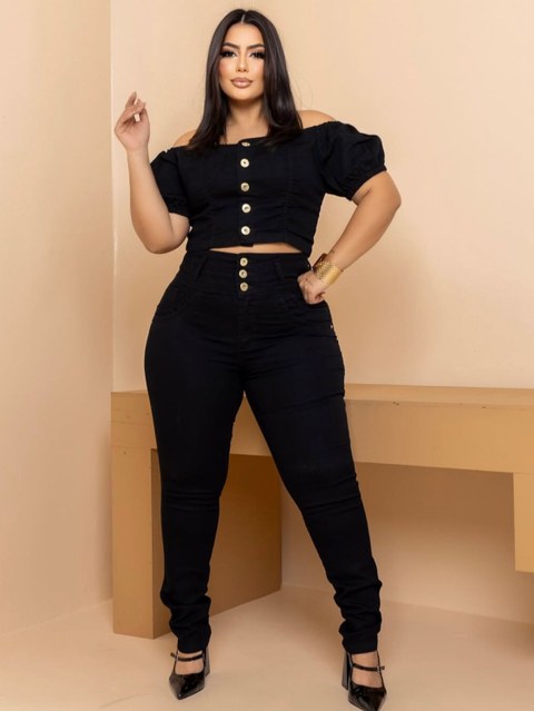 Calça jeans plus size três botões cintura alta