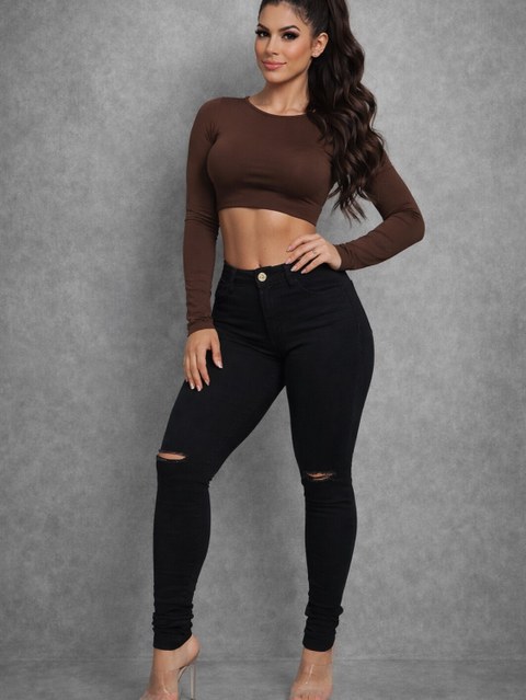 Calça jeans Skinny com elastano rasgado no joelho