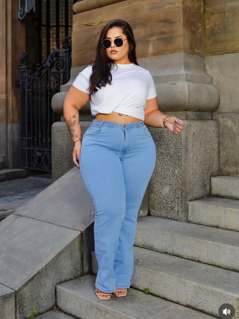 Calça jeans Flaer clara com elastano Plus size