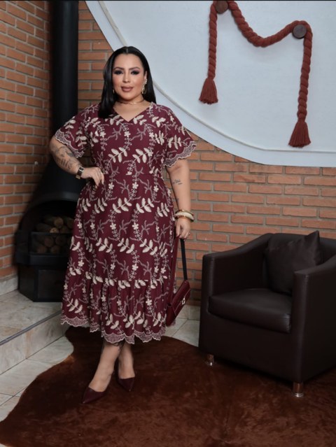 Vestido mídi gola V forrado em Laise Plus size