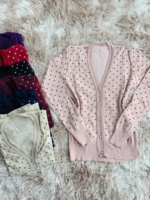 Casaco trico feminina com botão detalhe de bolinha