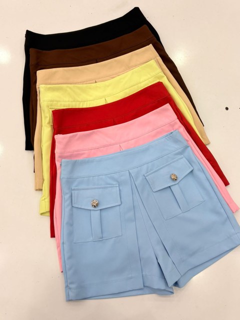 Short feminina com bolso botão alfaiataria