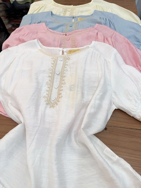 Blusa com botão e bordado importado pedro ji