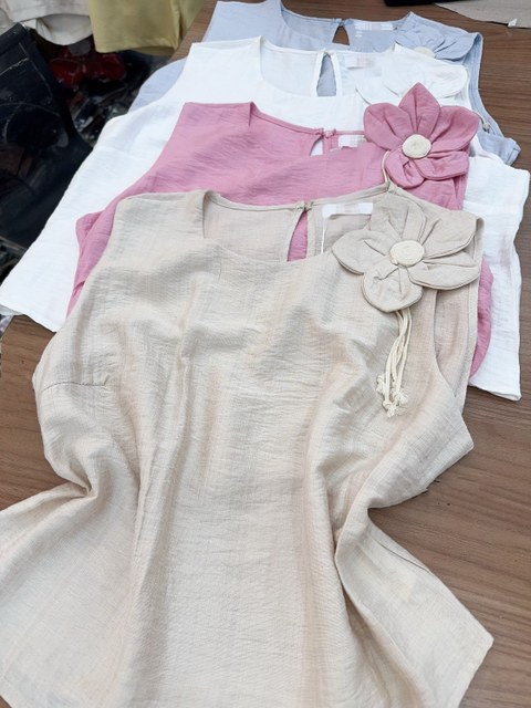 Blusa de cropped com flor importado pedro ji