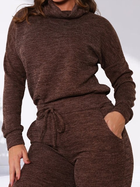 Conjunto Feminino de Gola Alta e Calça Pantalona