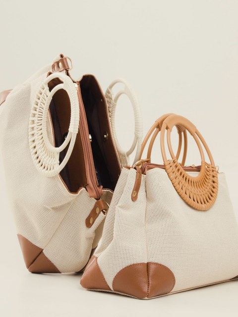 Bolsa artesanal com alça em formato de círculo 10950236