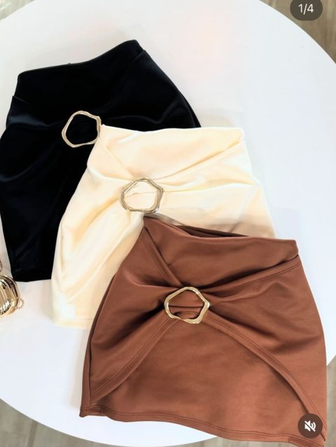 Shorts saia medalhão