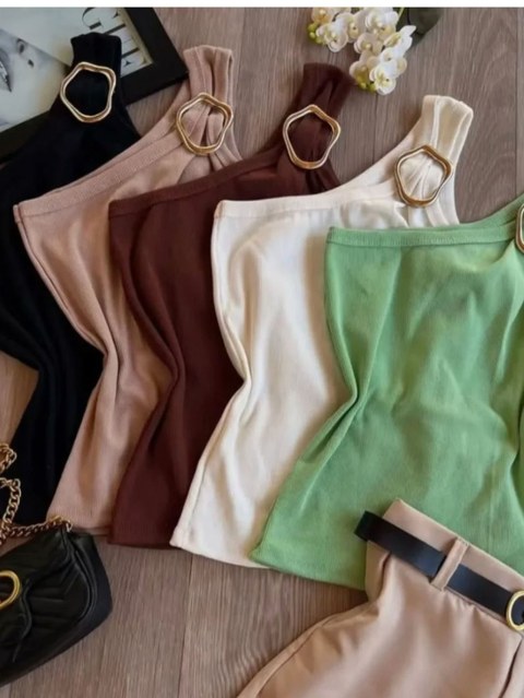 Blusa ribana  medalhão acompanha acessórios