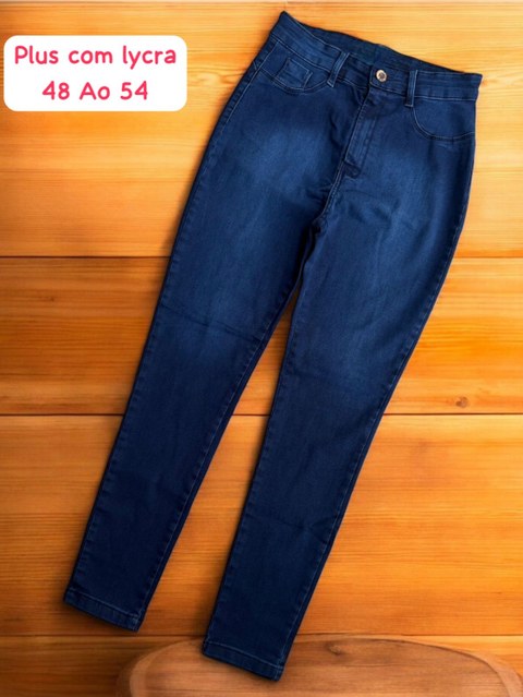 Calça jeans plus feminina escura lisa basico com lycra