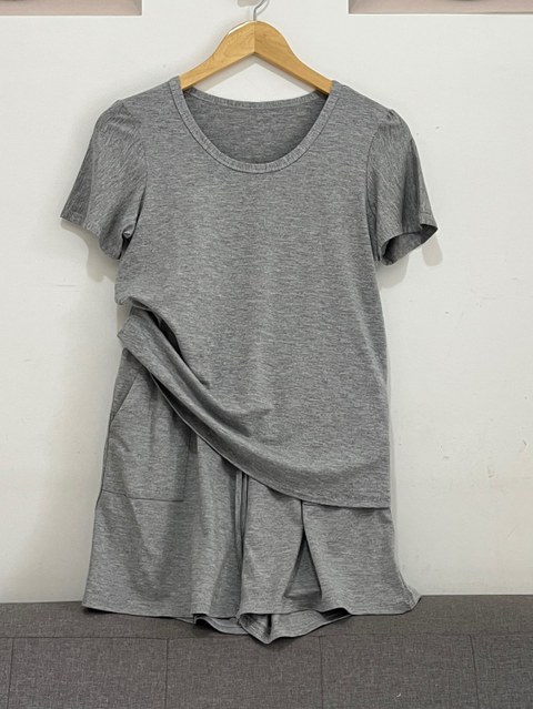 Conjunto blusa gola redonda e short