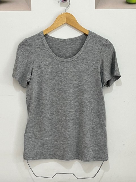 Blusa gola redonda manga curta básica