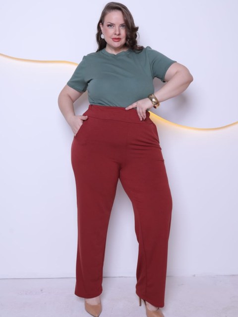 Calça pantalona com bolsos plus size