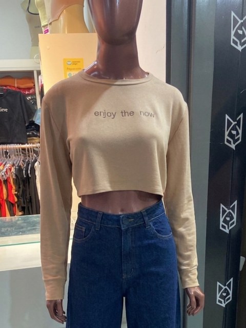 Casaco cropped moletinho bordado