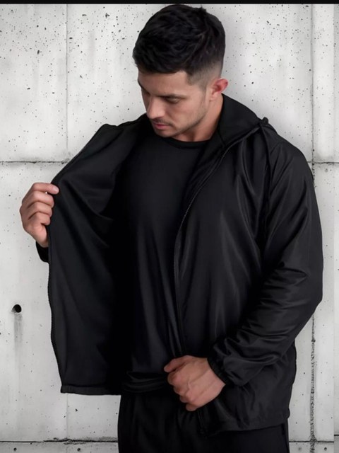 Jaqueta corta vento masculina forrada ultra leve.