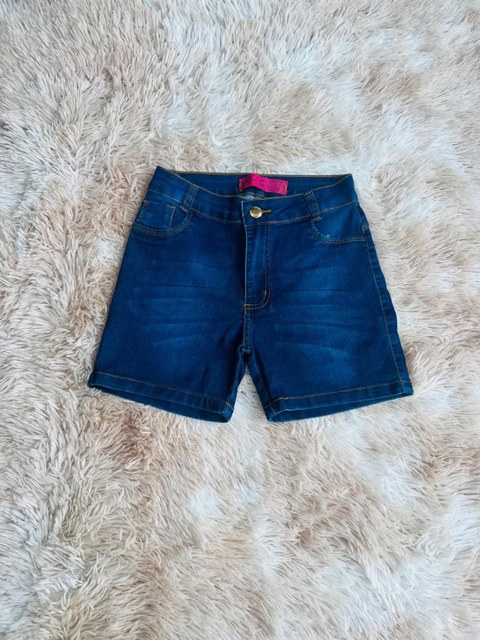 Shorts jeans lavagem escura com lycra.
