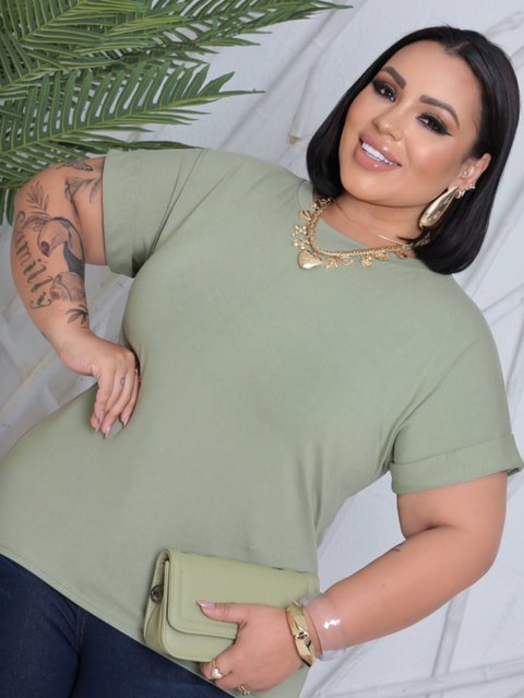 Camiseta plus size manga dobrada