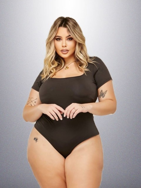 Body plus size decote quadrado