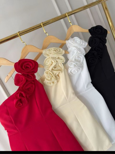 Vestido curto com flor