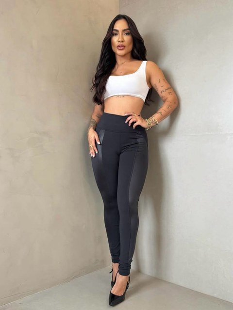 CALÇA LEGGING MODELO MONTARIA COM CIRRE