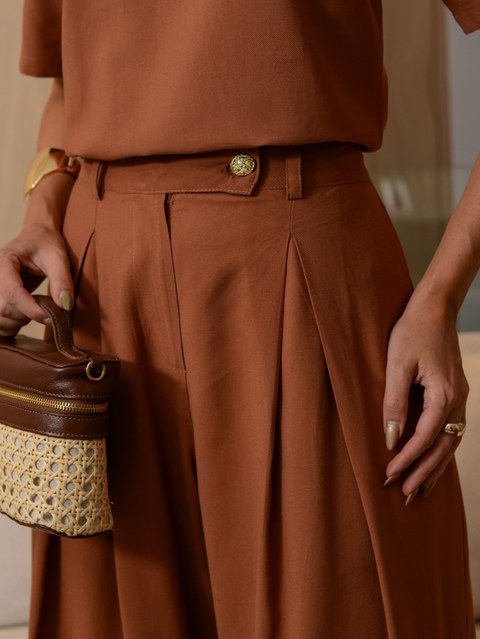 Calça Flare Perna Larga Com Pregas Frontais