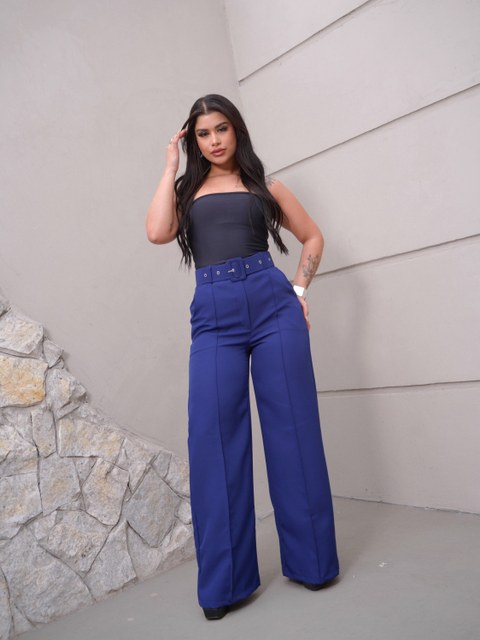 Calça pantalona com cinto