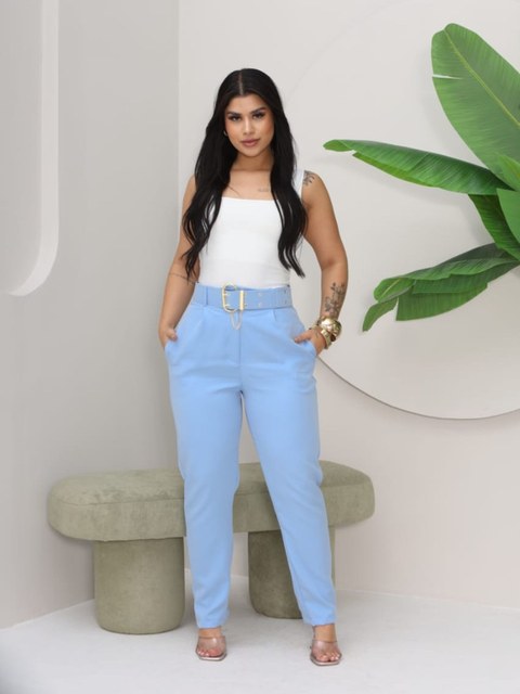 Calça alfaiataria com cinto dourado