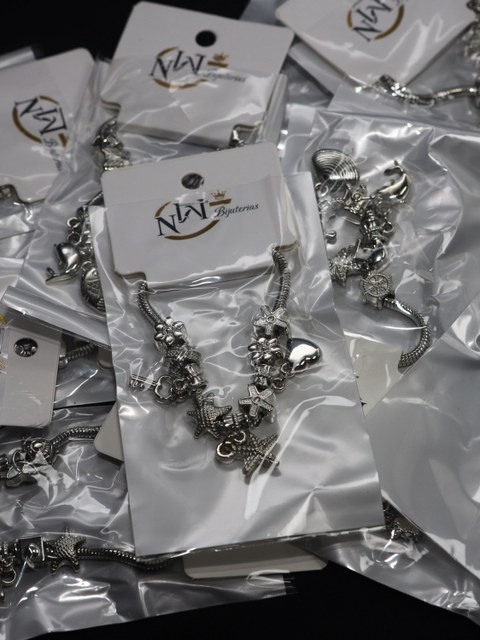 Kit 6 Pulseira Pandora Berloques (Modelo aleatório)