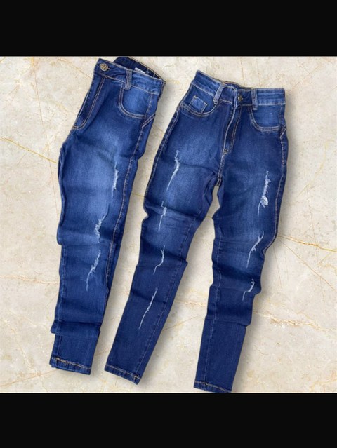 Calca jeans feminina escura com bastante elastano