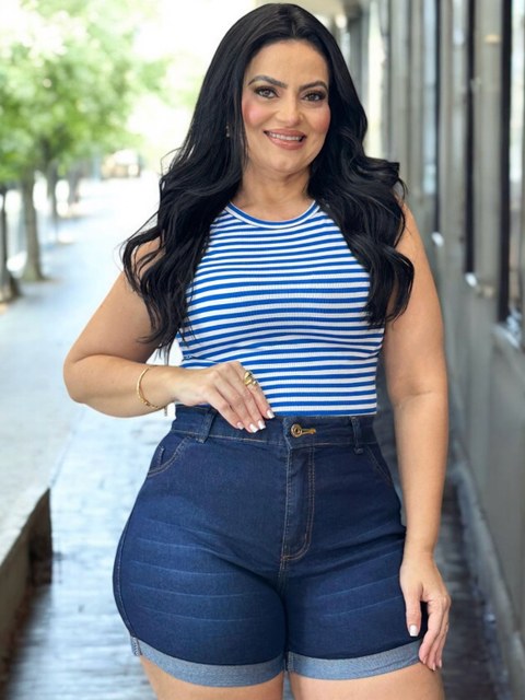 Short jeans plus feminina escura lisa