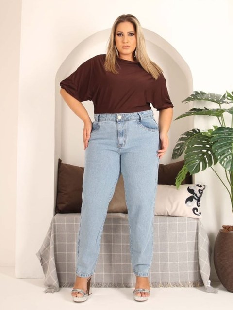 Calça plus  mom jeans sem elastano bolso na frente
