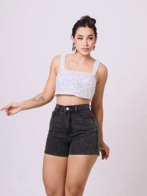 Short jeans aplicação strass bolso na frente