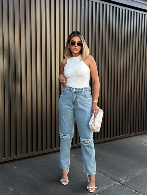 Calça jeans mom rasgo no joelho