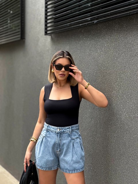 Short jens feminino detalhe de pregas na frente