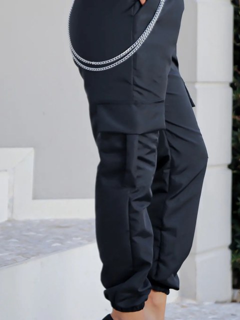 Calça Cargo Jogger feminina com corrente