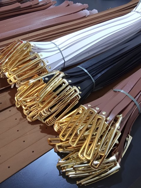 Cinto Feminino Fino com Fivela Dourada Retangular