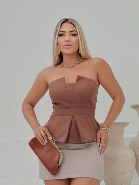 Cropped tomara que caia alfaiataria