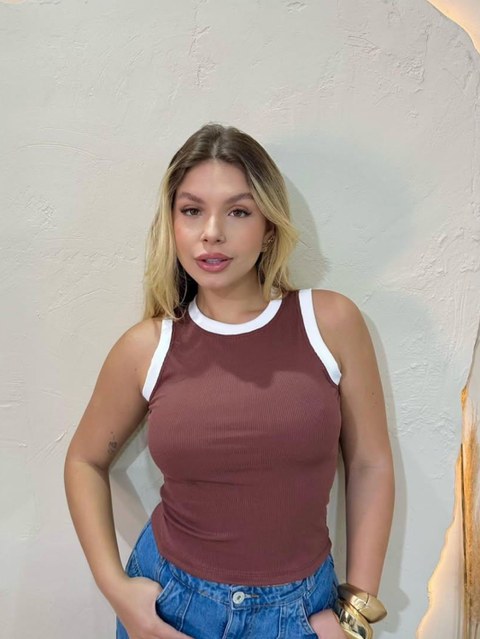 Blusa Básica  Feminina Com Detalhe  na Manga