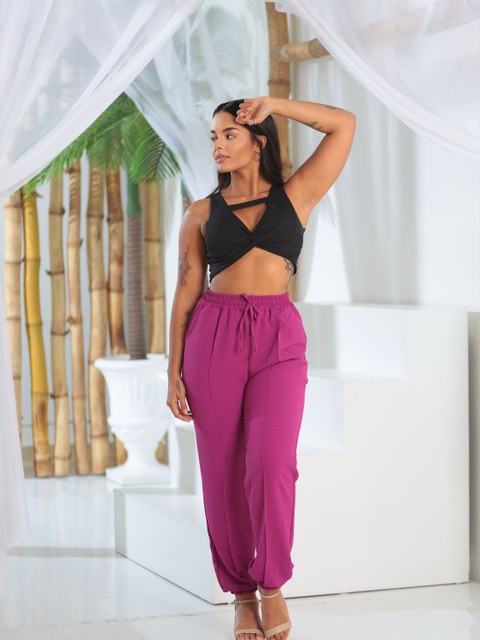 Calça modelo jogger tecido duna com elástico