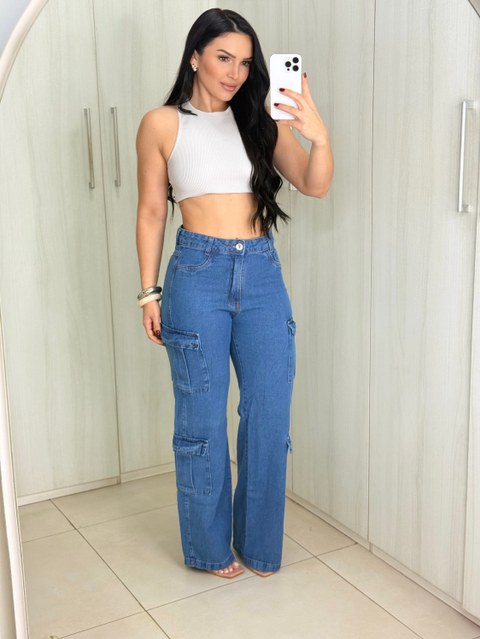 Calça cargo jeans feminina cintura alta bolso lateral