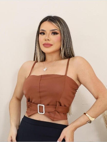 Top Lia com detalhe de cinto