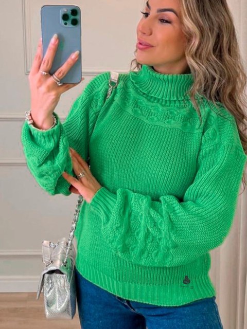Blusa com detalhe gola alta