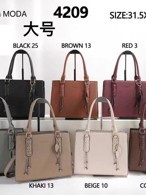 Bolsa grande com detalhe trançado na frente. Cód. 4209